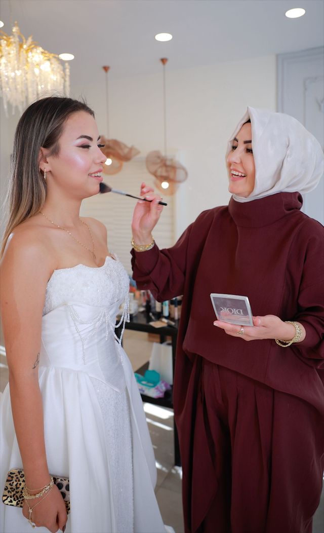 Gülsün Erdaş, stüdyoda bir geline prova make-up uygularken